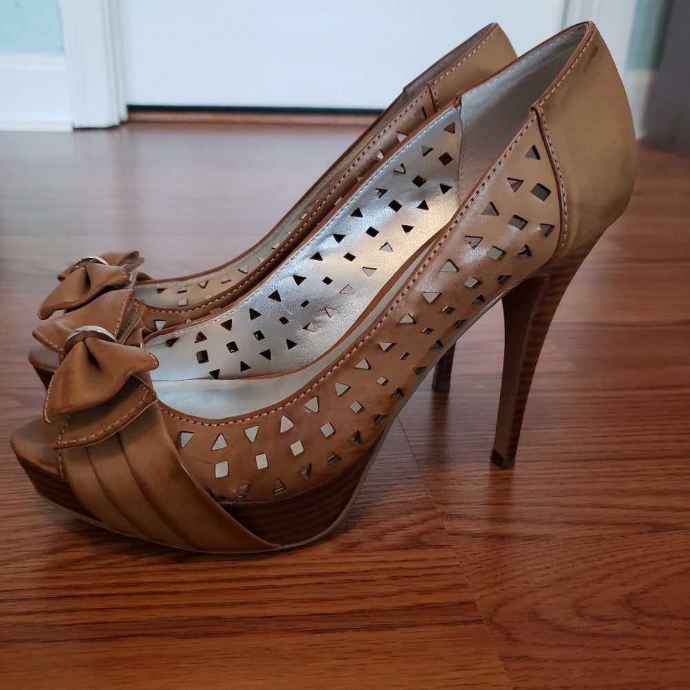 Guess tan cutout open toe pump bow platform heel